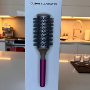 Dyson-designed Barrel brush (Fuchsia)